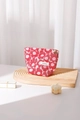 Detalle del neceser de jacquard rosa con cremallera de flor dorada y etiqueta de marca - Rojo Pequeño