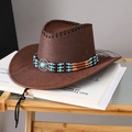 Detail van een bruine cowboyhoed met turkooizen kralen en verstelbaar kinbandje - Volwassene (55-60cm) / koffiekleur