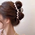 Haarklammer mit rosa Herzmuster für dickes Haar, präsentiert an einem Model - Gelee Rosa Herz 13cm
