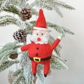 Babbo Natale in feltro fatto a mano appeso a un ramo di albero di Natale innevato - Babbo Natale