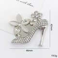 Elegante spilla a forma di scarpa col tacco argento con strass e petali bianchi - D1898 Tacco Alto + Disco (Argento/Bianco K)