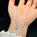 Collana d'argento con pendente albero della vita e spilla da balia sul palmo - Color Acciaio (430)