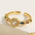 Primer plano de anillo ajustable dorado con gemas multicolores sobre fondo blanco - Abierto Ajustable / Circonita Blanca Y Colorida