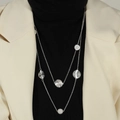 Collar de doble capa de acero de titanio plateado con discos de diamante sobre jersey negro - Color Acero