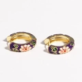 Detalle de pendientes de aro bañados en oro 18K con esmalte púrpura y flores rosas - Morado