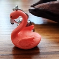 Detalle de llavero de flamenco rosa de resina con anillo de metal y cortauñas - Flamenco con las alas extendidas / Rosa