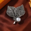 Spilla a foglia vintage in argento antico con strass grigi e grande perla grigia - Foglia Appassita