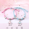 Braccialetti di coppia intrecciati rosa e blu con ciondoli a stella e corona su sfondo - Corona e Stella (Set di 2 - Corda Colorata)