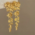 Detailansicht der goldenen matten Blütenohrringe mit eleganten langen Quastenanhängern - 925 Silbernadel Gold Stil (4#) / Gold