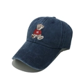 Detail der Teddybär-Stickerei auf einer Vintage gewaschenen blauen Denim-Kappe - M (56-58cm) / Marineblau