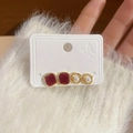 Détail de boucles d'oreilles carrées en velours rouge et créoles dorées à perles - Ensemble Bague Perle Carré Velours Rouge (33#)