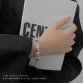 Bracciale di perle con cristalli e perle sulla mano di una modella con libro - Bracciale di perle di cristallo quadrato / 18+5cm