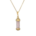 Détail du collier pendentif bouteille dorée rempli de pierres concassées roses - Or Quartz Rose