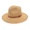 Cappello di paglia classico estivo con fascia in pelle marrone e rivetti dorati su sfondo bianco - M (56-58cm) / Cachi