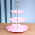 Détail d'un présentoir à gâteaux rose à trois niveaux en forme de fleur avec poignée - Fleur de cerisier / Tige Argentée à 3 Niveaux / Rose