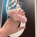 Gros plan sur le chouchou rose en peluche duveteuse avec texture de fourrure douce - Rose
