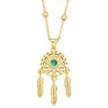 Collana acchiappasogni dorata con pietra verde smeraldo e pendenti a piuma su fondo bianco - Stile Acchiappasogni Piuma