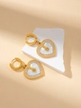 Goldene Herzohrringe mit weißer Perlmutteinlage und Strasssteinen auf Steinbasis - Ohrringe mit weißer Muschel