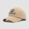 Dettaglio del ricamo dell'orso e scritta Pleasure sul cappellino in cotone beige bimbo - 50cm / Kaki