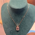 Elegante roségouden titanium parfumflesje ketting met glinsterende pavé zirkoniasteentjes - Roségoud