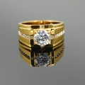 Bague classique en titane doré pour homme avec un grand diamant central rond et accents - US 7 / Doré