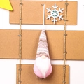 Nahaufnahme des rosa-weißen gestrickten Weihnachtsgnoms mit weichem Plüschbart - Rosa Stil A