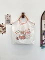 Détail du sac cabas blanc en toile avec broderie cœur et anses en corde tressée tricolore - LOVE Blanc
