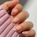 Franse amandel plaknagels met roze glitters en fijne gouden gegolfde belijning - Roze Glitter Gouden Lijn Franse Stijl (JP4077)