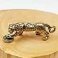 Statuetta tigre a denti di sciabola in ottone vintage su base di legno naturale - Tigre che calpesta i soldi