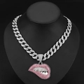 Hip hop zilveren Cubaanse ketting met kleurrijke strass lip hanger op model - Zilver Roze Lippen Met 18-Inch Cubaanse Schakel