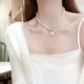 Elegante parelketting met hartvormige hanger, gouden OT-sluiting en glanzende strass - Parel Hart Hanger Ketting met OT Gesp