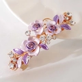 Détail de la barrette à fleurs en émail violet avec strass brillants et base en alliage - Violet