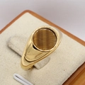 Anello in metallo dorato con pietra occhio di tigre tonda su supporto per gioielli beige - US 9 / Occhio di Tigre Dorato
