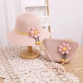 Détail d'un ensemble chapeau en paille rose et sac assorti avec fleurs colorées - Chapeau Rose + Sac