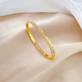 Nahaufnahme des vergoldeten Edelstahlarmbands mit Kristallbesatz auf Seidenhintergrund - Goldener Voll-Zirkonia-Stil (Q317) / Gold (Q317)