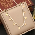 Collar de estrella en acero dorado con cristales exhibido en un joyero elegante - 1# Collar