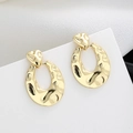 Elegantes pendientes ovalados bañados en oro de 18K con textura martillada minimalista - Pendientes de Roca en Gota de Agua / Dorado