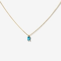 Vista dettagliata del ciondolo rettangolare in zircone blu su collana placcata oro 18K - Blu