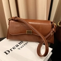 Sac bandoulière en cuir marron avec boucle dorée sur un livre pour un style vintage - Marron