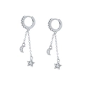 Détail de boucles d'oreilles S925 étoile et lune avec oxydes de zirconium et chaînes - Argent (Étoile & Lune)