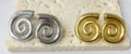 Pendientes minimalistas de espiral en titanio dorado y plateado sobre piedra - Forma Geométrica en Espiral Dorada