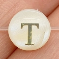 Perle ronde en coquillage blanc avec lettre dorée T pour création de bijoux DIY - Lettre T