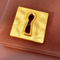 Macro-opname van vintage gouden vierkante broche met hamertextuur en sleutelgat detail - Goud - Vierkante Gehamerde Stijl