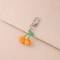 Süßer Kirschfrucht-Schlüsselanhänger mit gelben Früchten und grünen Blättern an Silberring - Gelb Kirsche / Orange + Grün