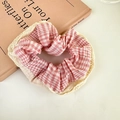 Chouchou à carreaux roses avec bordure en dentelle et perles argentées - Chouchou Rose en Dentelle