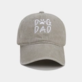 Détail de la broderie DOG DAD et de l'empreinte de patte sur la casquette en coton lavé - Kaki clair