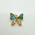 Macro détaillée du pendentif papillon en or 18 carats avec nacre et zircons incrustés - Papillon Zirconia Or (Coquille d'Abalone)
