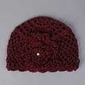 Détail d'un bonnet au crochet bordeaux fait main avec fleur tricotée et perle élégante - M (56-58cm) / Rouge Pourpre