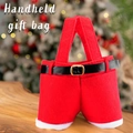 Sacchetto regalo di Natale a forma di pantaloni in feltro rosso con cintura su legno - C-D110 Sacchetto Regalo Babbo Natale a Mano