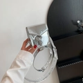 Mini silberne quadratische Tasche mit Schultergurt und hochglänzendem Metallic-Finish - Silber